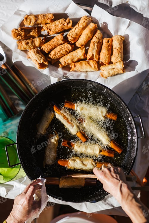 Preview: Spanish Christmas pastry Pestinos are being prepared