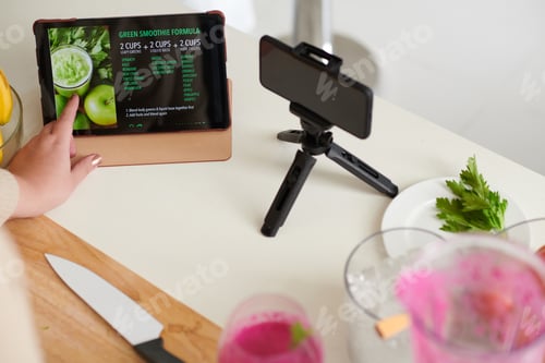 Preview: Blogger Checking Green Smoothie Recipe