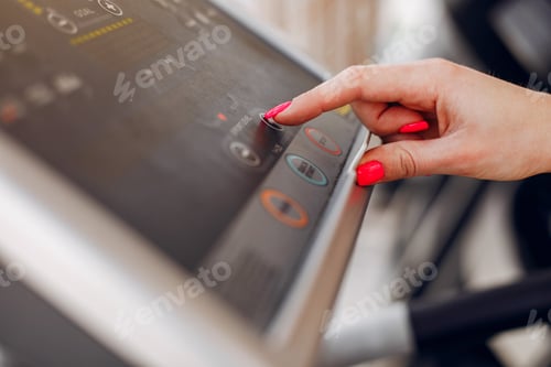 Vorschau: Ein schönes Mädchen ist in einem Fitnessstudio beschäftigt