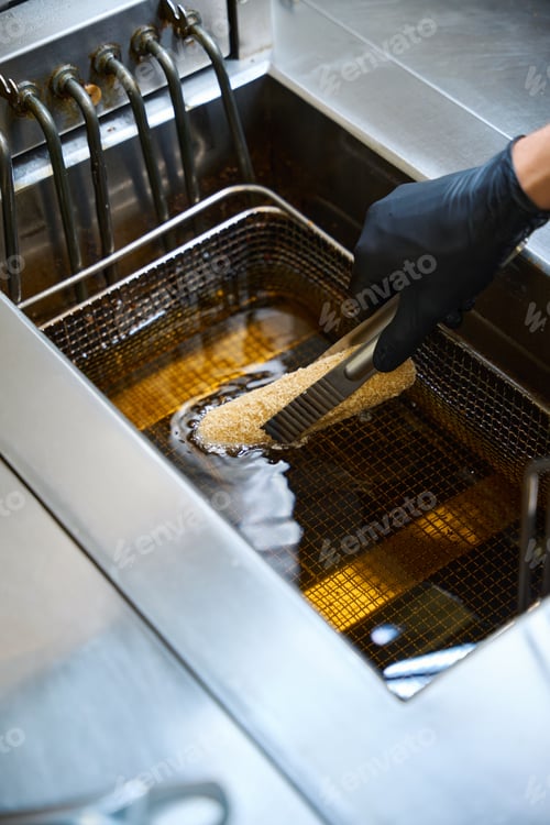 Preview: Cook deep-fries a Kiev cutlet