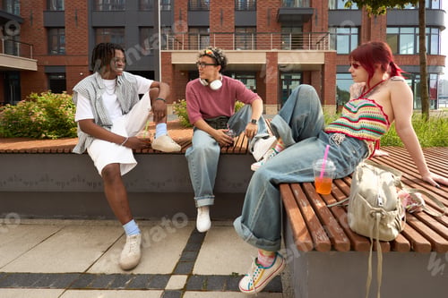 Vista previa: Multiethnic Young People Relaxing Outdoors and Socializing on Urban Bench
