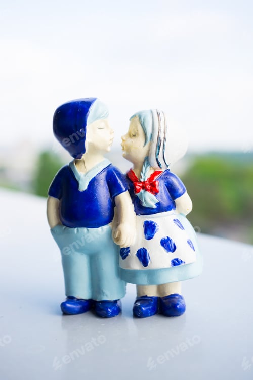 Preview: Closeup shot of a cute statue of a boy and a girl holding each other hands