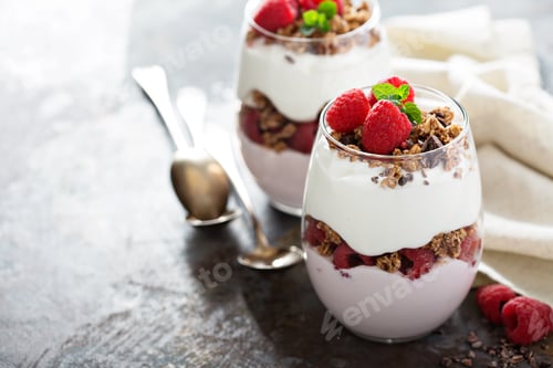 Preview: Yogurt parfait with raspberry and granola
