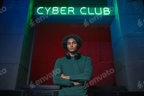 Preview: Man at cyber club