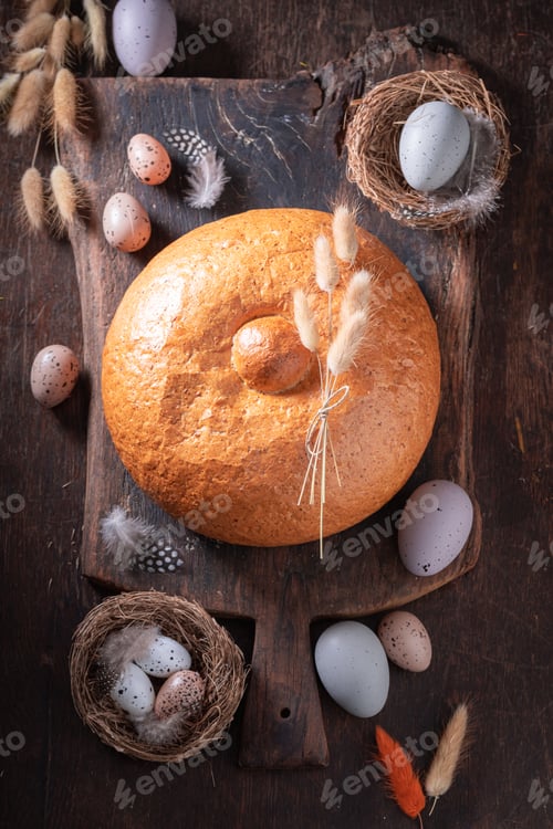 Vista previa: Sabroso pan como cuenco comestible horneado en casa para la Pascua.