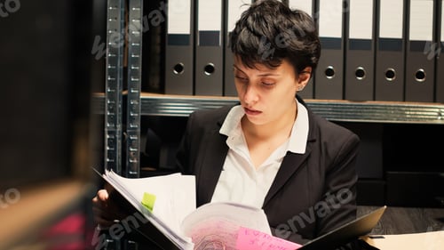 Preview: Police agent using confidential reports