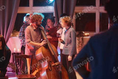Preview: Man playing the violin at a party