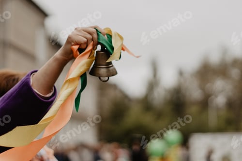 Preview: back to school / ringing bell