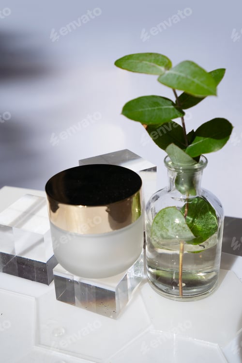 Preview: Laboratory cream on glass podiums