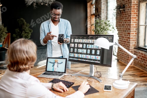 Vista previa: Dos fotógrafos trabajando en los ordenadores del estudio