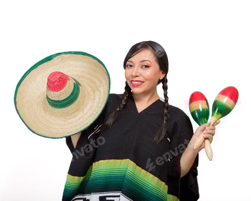 Vista previa: Mujer mexicana en poncho con sombrero y maracas aislada sobre fondo blanco.