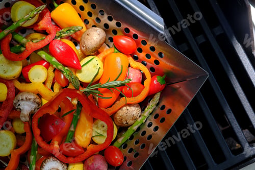 Preview: Top view of a metal air fryer basket with different vegetables