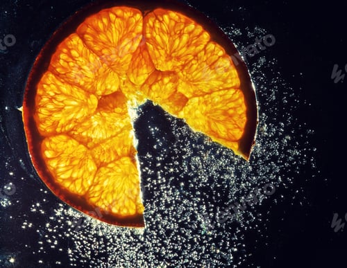Preview: transparent slices of oranges and lemons on the glass