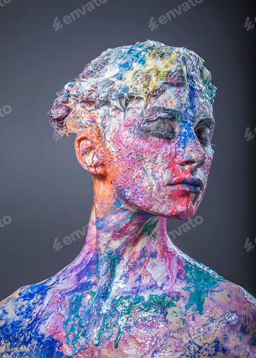 Vista previa: Colordrenched statuelike figure posing against a dark background.