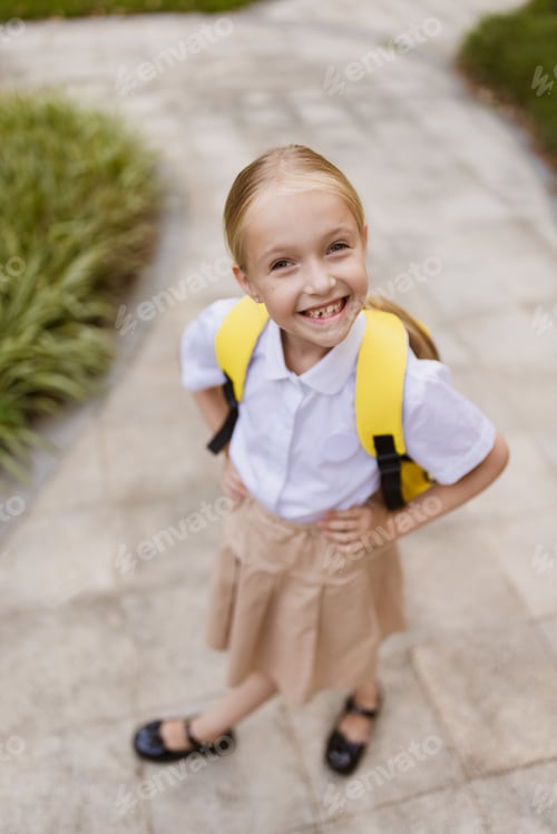 Visualização: Aluna volta à escola depois das férias de verão. Aluno de uniforme sorrindo de manhã cedo ao ar livre
