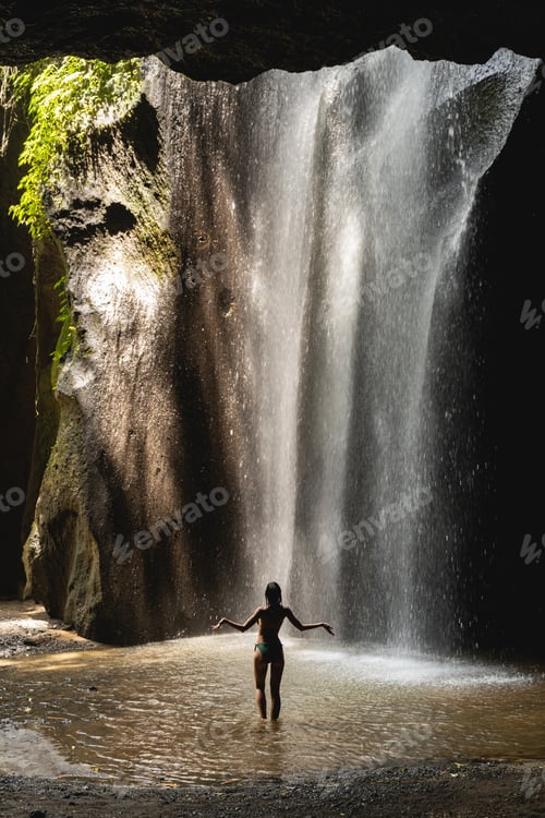 Preview: Relaxed young female person standing in water