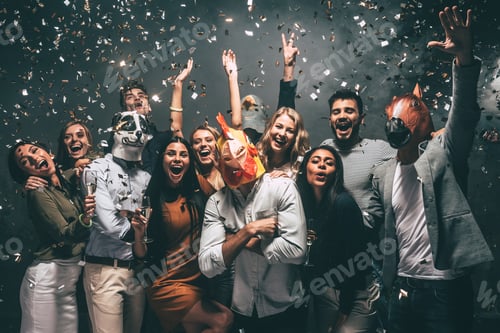 Visualização: Este é o meu ano! Grupo de jovens com máscaras de animais jogando confetes e parecendo felizes