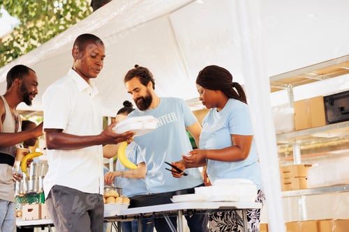 Preview: Voluntary people support hunger relief