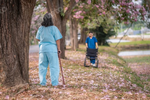 Vorschau: Krankenschwester oder Krankenkrankenschwester hilft älteren Menschen, wirkt entspannt