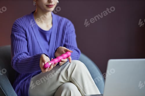 Preview: Sexologist Offering to Use Vibrator