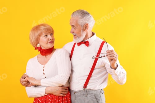 Visualização: Lindo casal sênior juntos em fundo amarelo