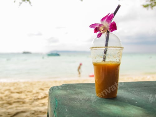 Preview: Fresh mango juice on the beach