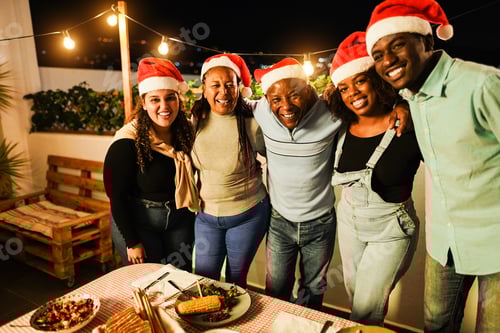 Visualização: Família africana feliz se divertindo comendo juntos durante o Natal - conceito de férias