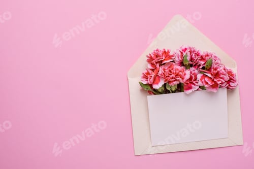 Preview: An envelope with pink flowers and a present card on a pink background
