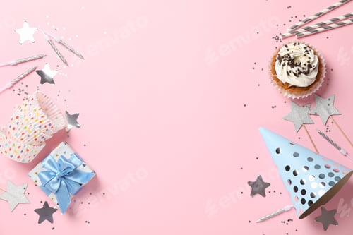 Visualização: Composição com cupcake e acessórios de aniversário em fundo rosa, espaço para texto