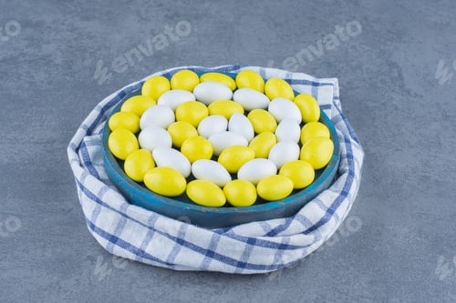 Preview: Delectable gums in the bowl on the towel, on the marble background