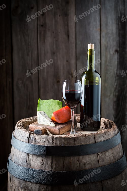 Preview: Red wine with aromatic cheese