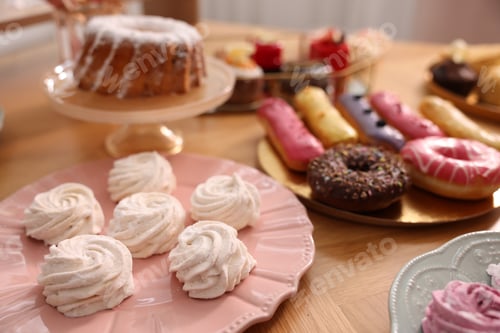 Vista previa: Menú buffet. Diferentes postres deliciosos en la mesa, enfoque selectivo