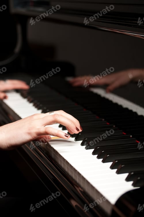 Preview: hands of a piano player