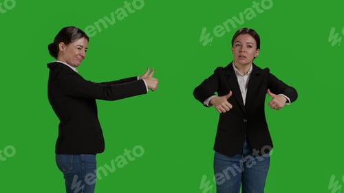 Preview: Close up of optimistic worker giving thumbs up