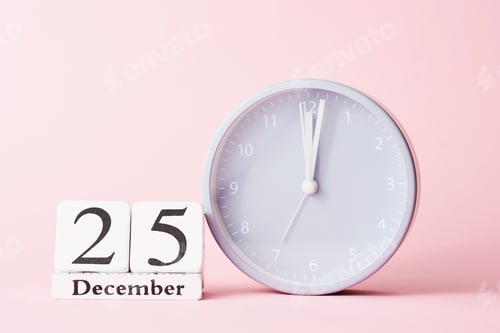 Visualização: Fundo de Natal com despertador em fundo rosa