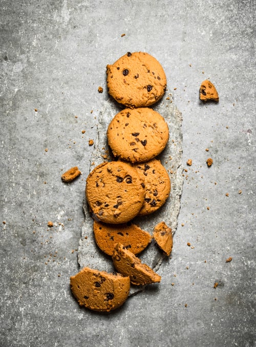 Preview: Oatmeal cookies on a stone stand.
