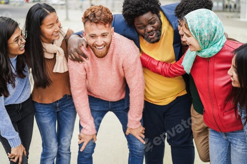 Vista previa: Young multiracial people having fun outdoor laughing together