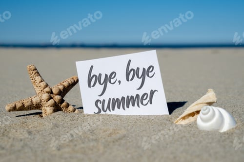 Visualização: BYE BYE SUMMER: texto em papel, cartão comemorativo sobre fundo de estrela do mar, concha, decoração de férias de verão