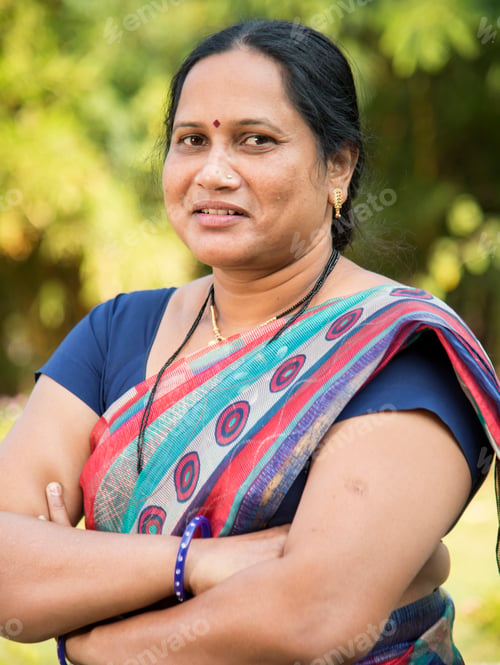 Preview: Portrait of a traditionally dressed woman of Indian origin