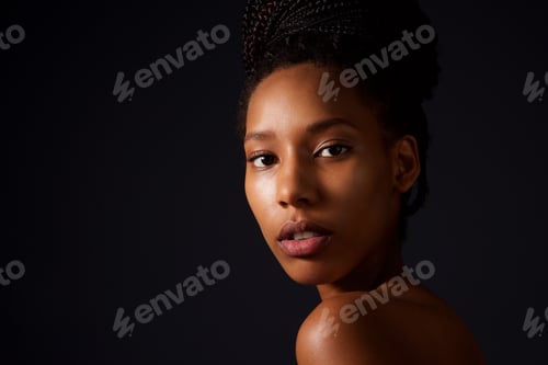 Preview: Close up beauty portrait of african american fashion woman