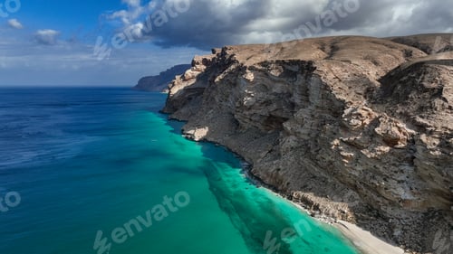 Vorschau: Entdecken Sie die natürliche Schönheit von Shoab Bay mit ihrem türkisfarbenen Wasser und den schroffen Klippen
