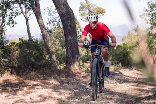 Vorschau: junger Radfahrer trainiert mit seinem Mountainbike