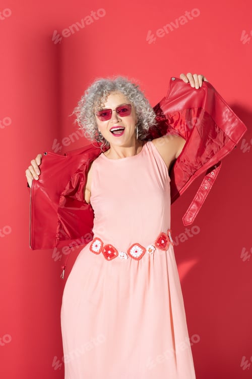 Preview: Mature woman showing her femininity and confidence