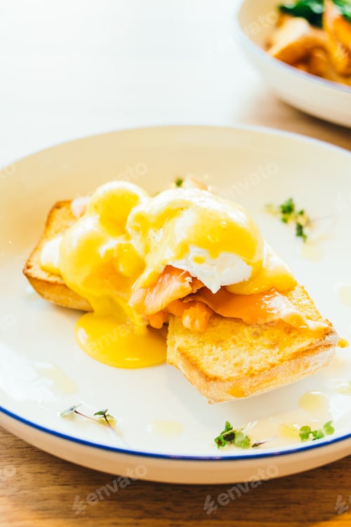 Preview: Eggs benedict with salmon