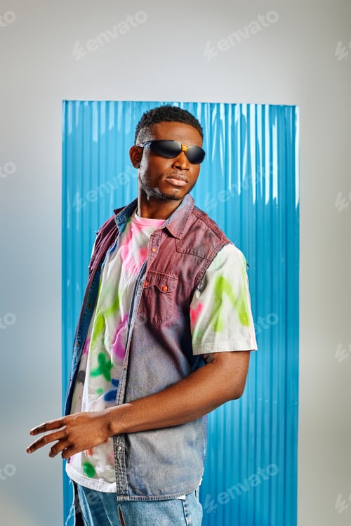 Preview: Trendy afroamerican man in sunglasses