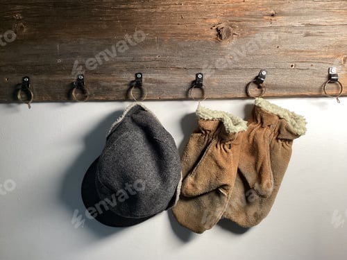 Preview: Rustic Wooden Board with Hat and Mittens