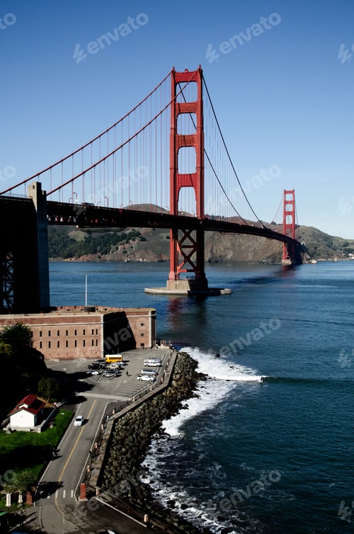 Preview: Vertical shot of the Golden Gate Bridge in the USA