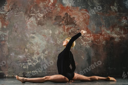 Preview: Twine. The Girl Is Sitting On A String