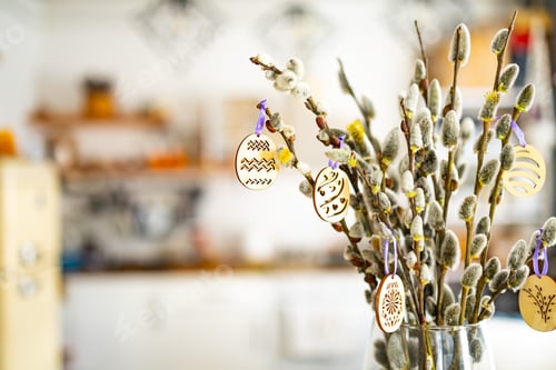 Preview: On the kitchen table wooden Easter eggs