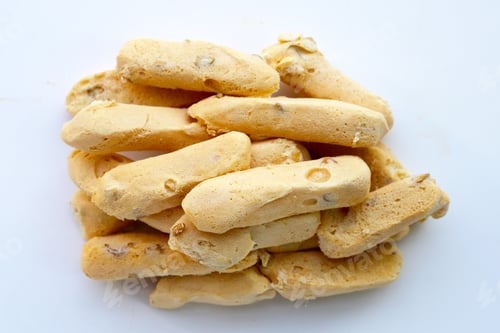 Preview: Light and crispy almond meringue cookies